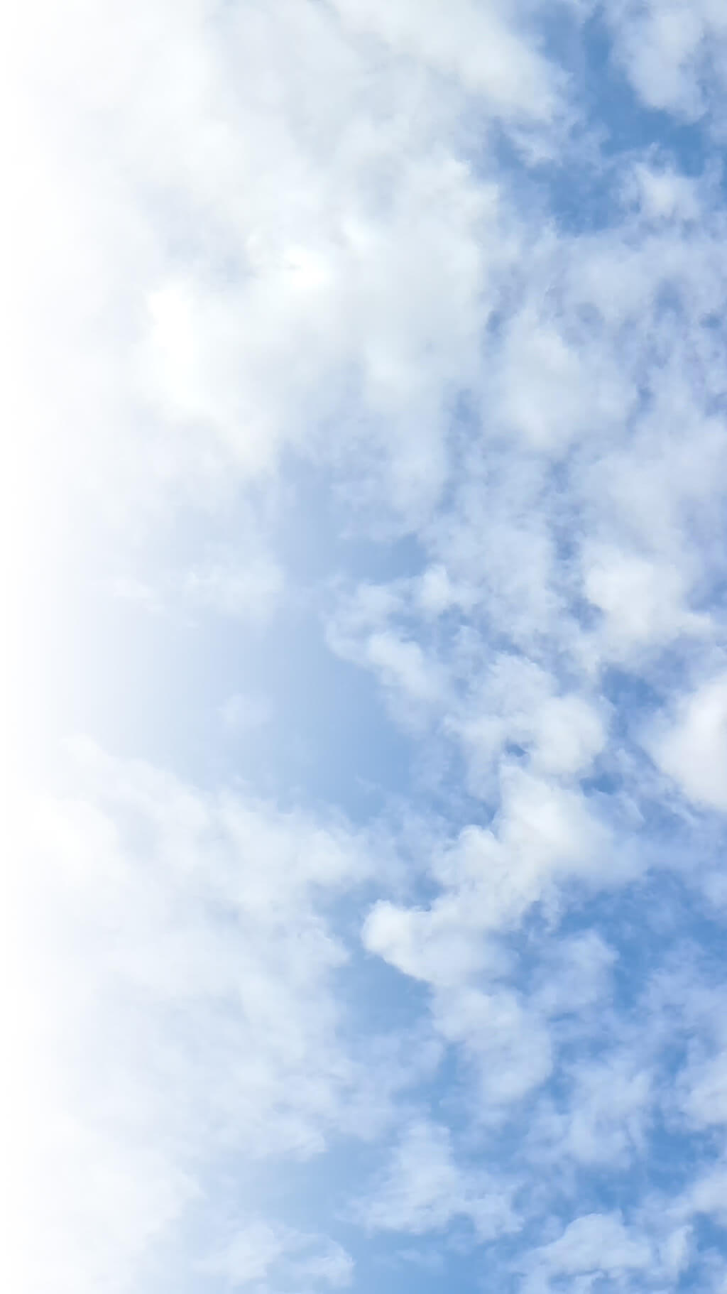 Ein blauer Himmel mit weißen Wolken.